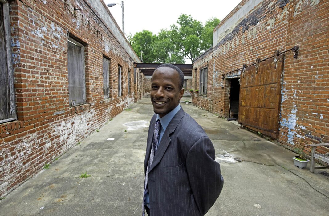 Coffee Shop Seeks a Miracle on 25th Street